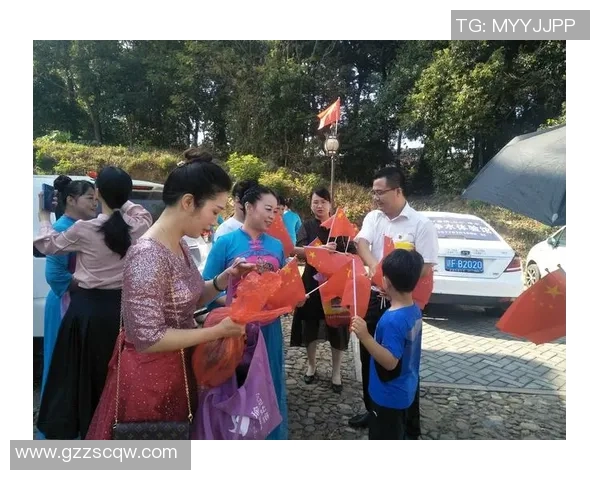淄博老乡现场助阵杨瀚森高举国旗与名字牌子展现支持热情